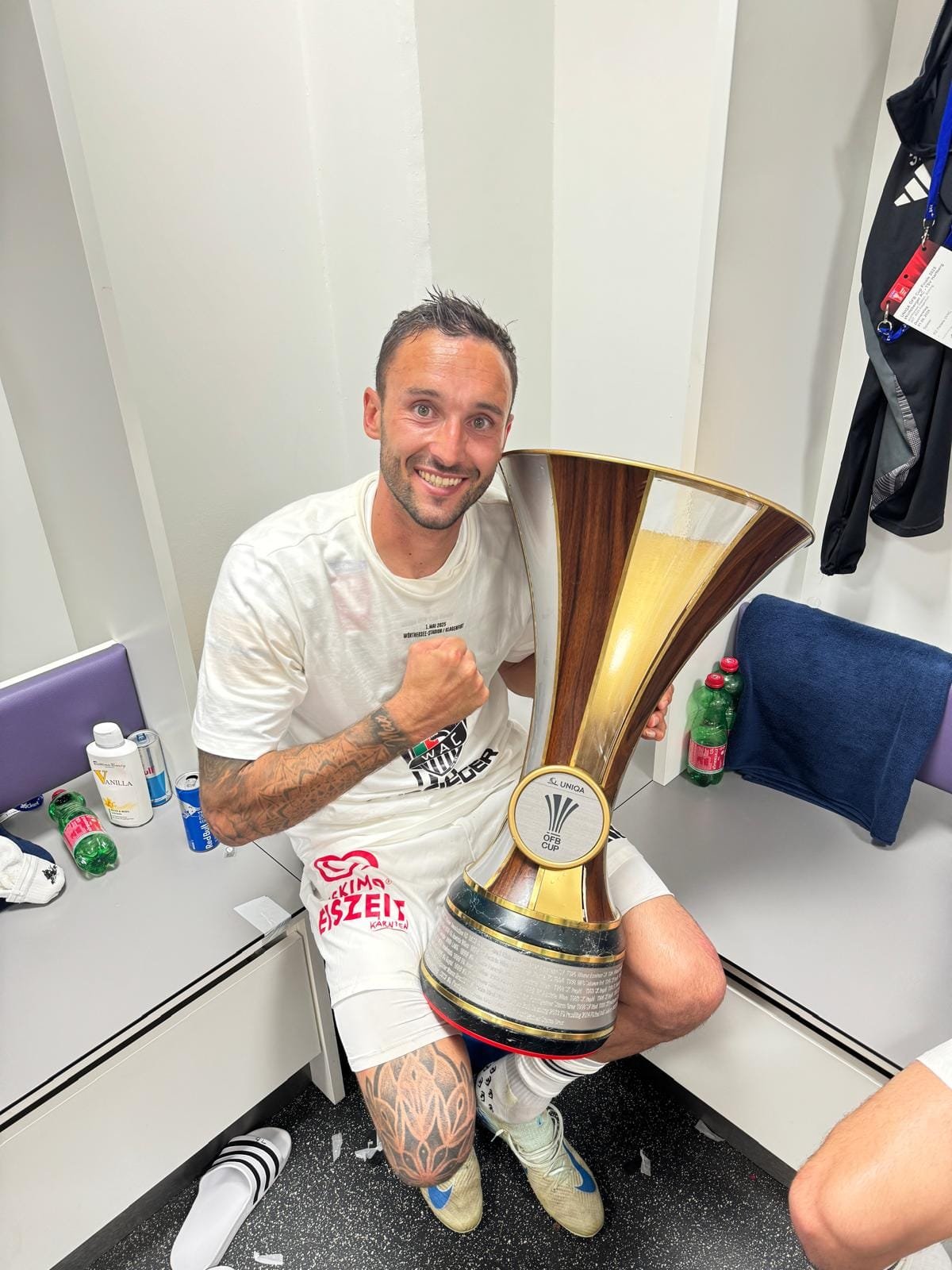Markus Pink mit dem ÖFB-Cup-Pokal des Wolfsberger AC